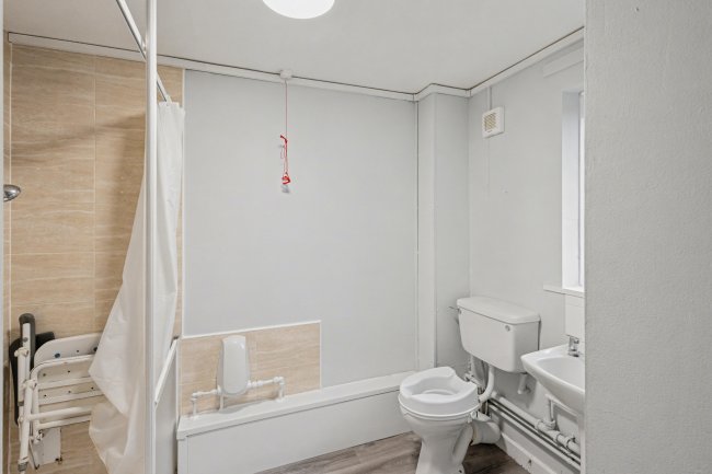 Flat 14 Hall Court, Sholebroke Avenue, Leeds, West Yorkshire, LS7 3HD 3