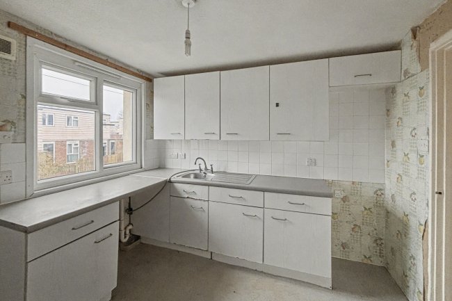 16 Woodstock Walk, Bradford, West Yorkshire, BD5 0TD 8