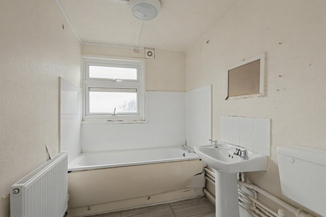 240 Beadlemead, Netherfield, Milton Keynes, Buckinghamshire, MK6 4JA 8