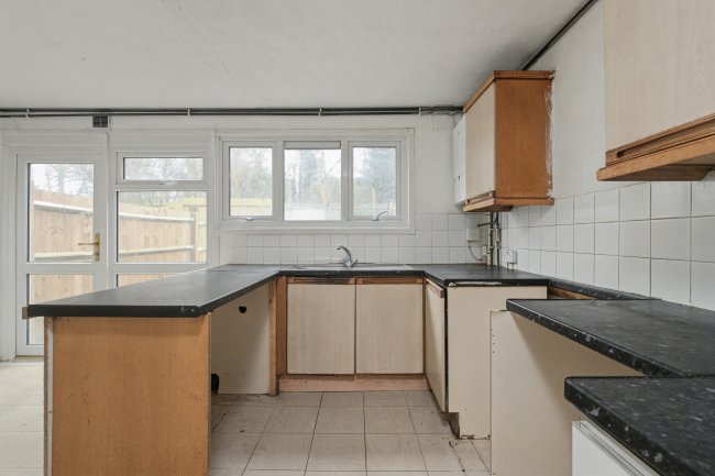 240 Beadlemead, Netherfield, Milton Keynes, Buckinghamshire, MK6 4JA 8