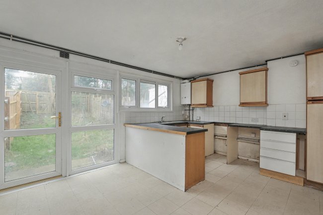 240 Beadlemead, Netherfield, Milton Keynes, Buckinghamshire, MK6 4JA 8
