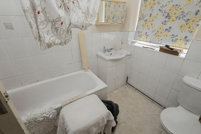 27 Cazenove Mansions, Cazenove Road, Stamford Hill, London, N16 6AR 3