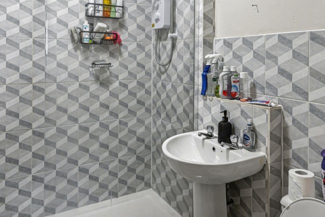 37 Carlyle Road, Birmingham B16 9BH 7