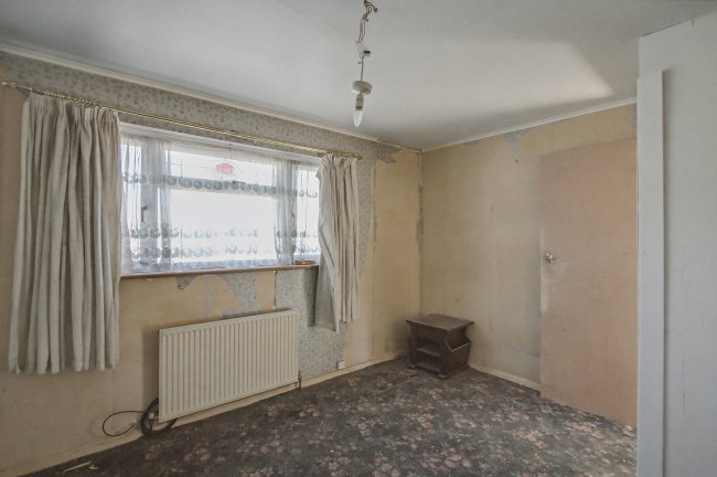 93 Saint Gregory’s Crescent, Gravesend, Kent, DA12 4JR 6