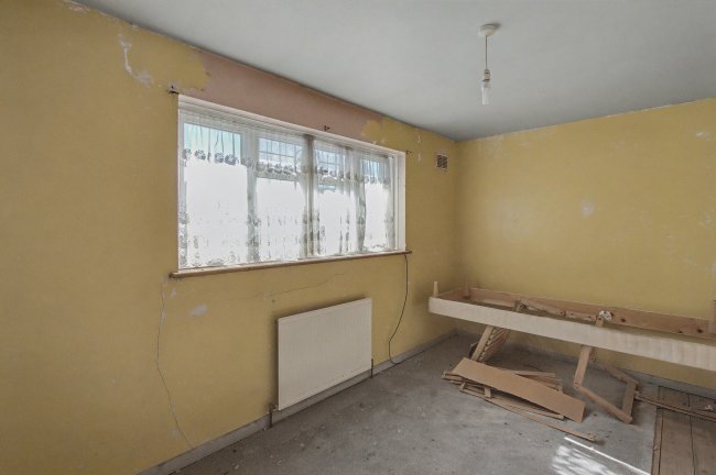 93 Saint Gregory’s Crescent, Gravesend, Kent, DA12 4JR 6