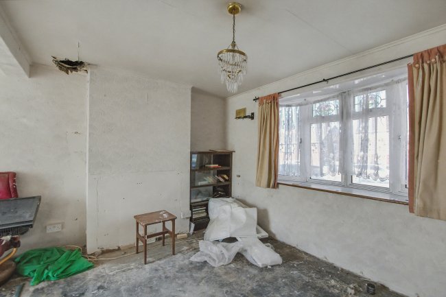 93 Saint Gregory’s Crescent, Gravesend, Kent, DA12 4JR 6