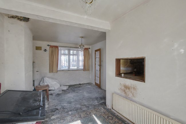 93 Saint Gregory’s Crescent, Gravesend, Kent, DA12 4JR 6