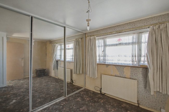 93 Saint Gregory’s Crescent, Gravesend, Kent, DA12 4JR 6