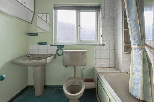 46 Pinewood Close, Borehamwood, Hertfordshire, WD6 5NW 1