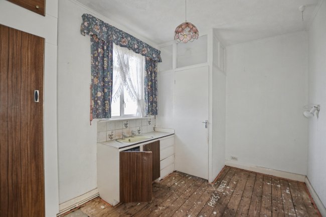 6 Yorkland Avenue, Welling, Kent, DA16 2LF 3