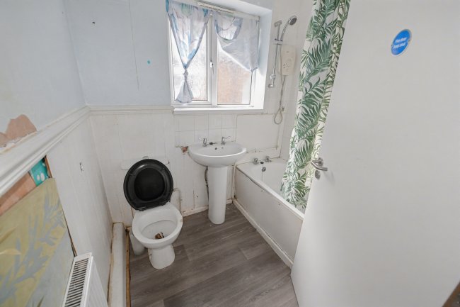 61 Colesbourne Road, Solihull, West Midlands, B92 8LF 5