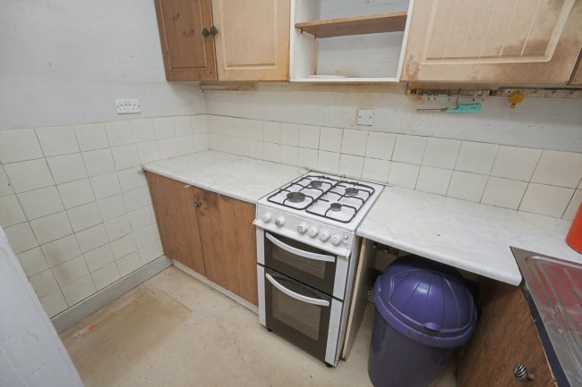 22 / 24 Holly Bush Lane, Hampton, TW12 2QS 8