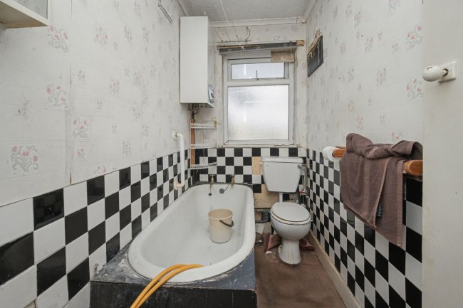 22 / 24 Holly Bush Lane, Hampton, TW12 2QS 8