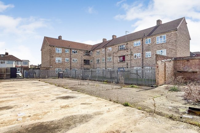 Land and former garage site at Oatlands Road, Enfield EN3 5LJ 3