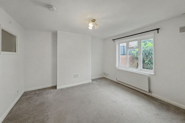 32 Pitfield Way, Willesden, London NW10 0PR 7