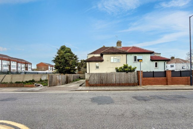 32 Pitfield Way, Willesden, London NW10 0PR 7