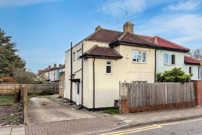 32 Pitfield Way, Willesden, London NW10 0PR 7