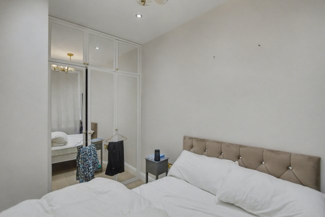 4.1 Clifford Court , 24-25 Kensington Garden Square, London W2 4BE 2
