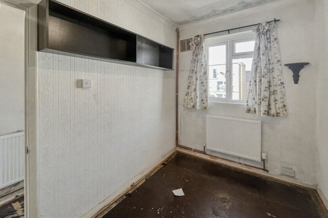 30 Fairgreen Court, London Road, Mitcham, Surrey CR4 3NA 10