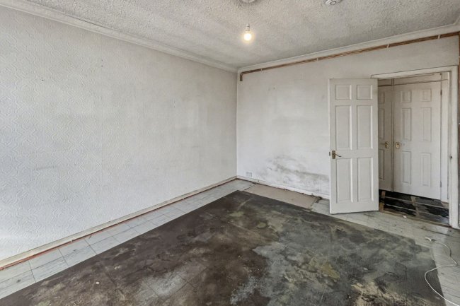 30 Fairgreen Court, London Road, Mitcham, Surrey CR4 3NA 10