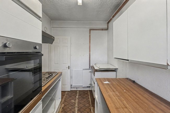 30 Fairgreen Court, London Road, Mitcham, Surrey CR4 3NA 10