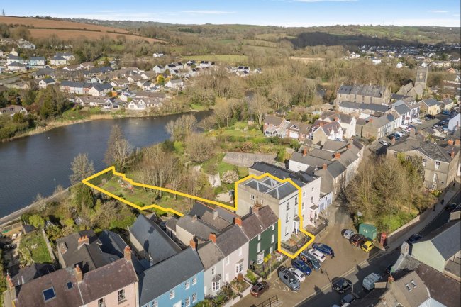 Pembroke & Castlemartin Social Club, Tenby House, Main St, Pembroke, SA71 4HH 9