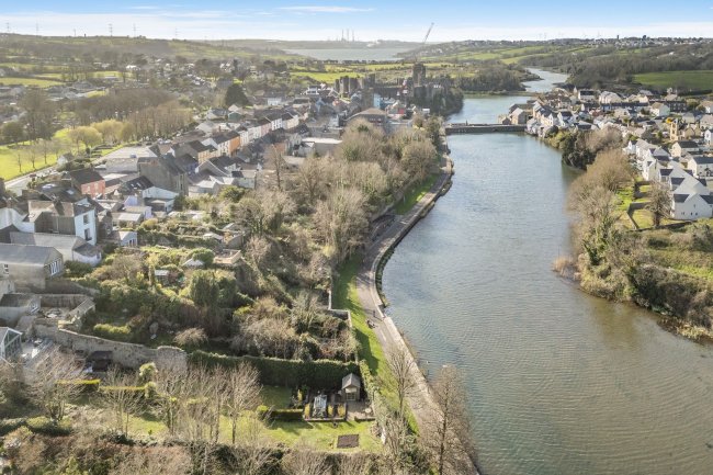 Pembroke & Castlemartin Social Club, Tenby House, Main St, Pembroke, SA71 4HH 9