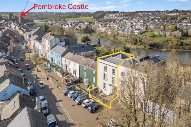 Pembroke & Castlemartin Social Club, Tenby House, Main St, Pembroke, SA71 4HH 9