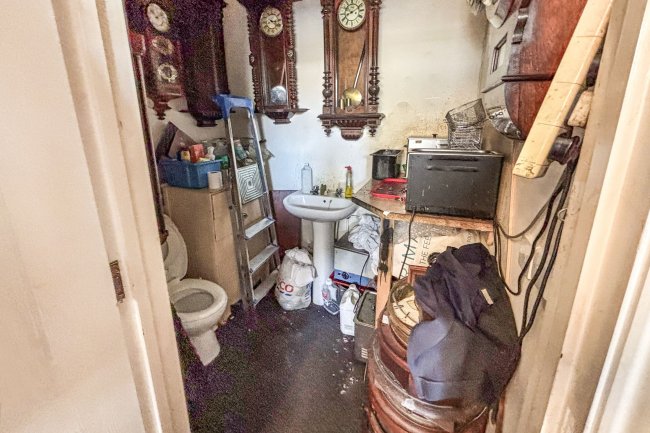 94/ 94a High Street and 2 Victoria Street, Ventnor, PO38 1LU 1