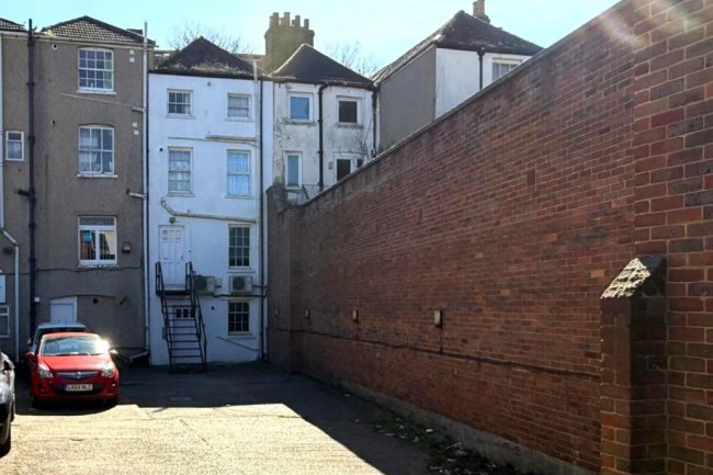 67 High Street, Chatham, Kent ME4 4EE 6