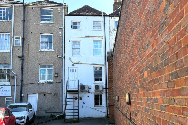 67 High Street, Chatham, Kent ME4 4EE 6