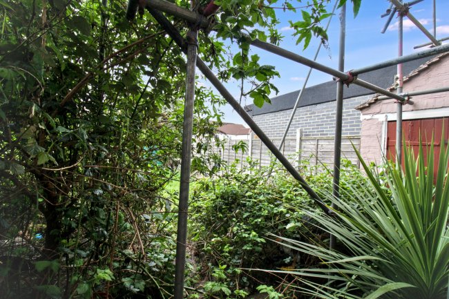 186 Salisbury Avenue, Barking, IG11 9XX 10