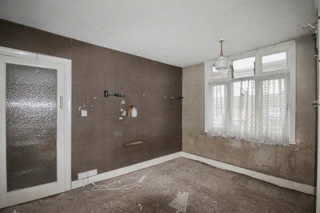 186 Salisbury Avenue, Barking, IG11 9XX 10