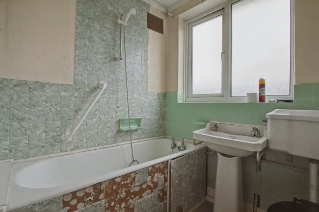 9 Orchardleigh Avenue, Enfield, EN3 5BG 5