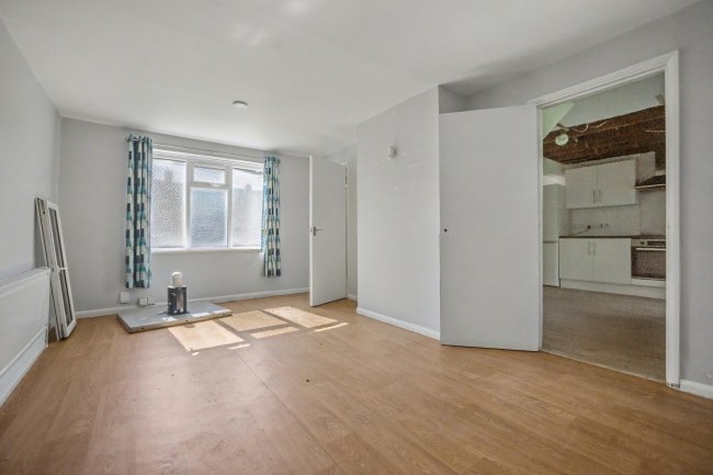 31 Nevill Road, Snodland, Kent, ME6 5HX 2