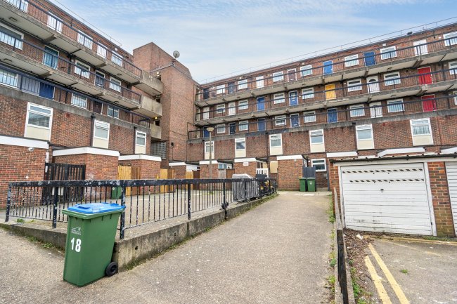 Flat 3, Gavin House, 25 Plumstead High Street, London SE18 1SP 9