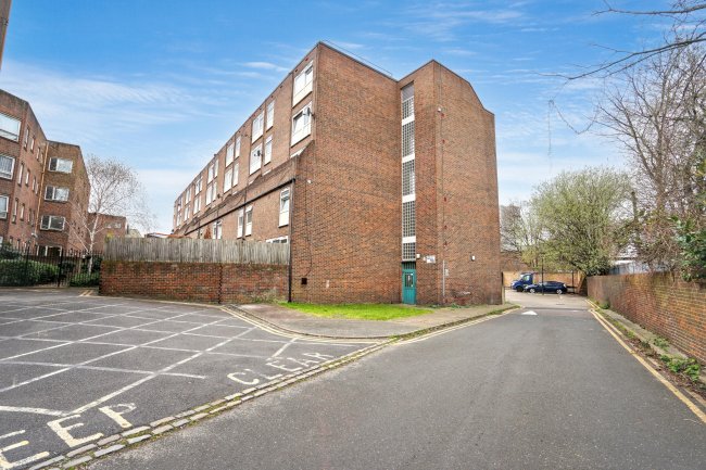 Flat 3, Gavin House, 25 Plumstead High Street, London SE18 1SP 9