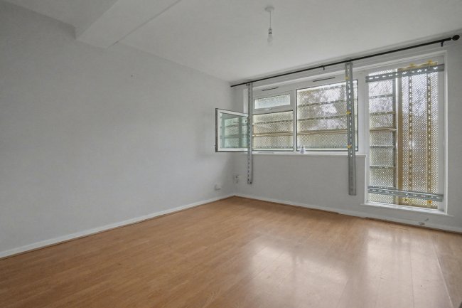 Flat 3, Gavin House, 25 Plumstead High Street, London SE18 1SP 9