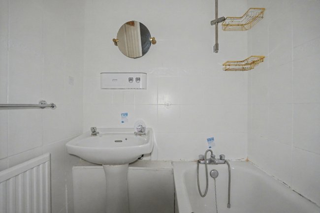 Flat 3, Gavin House, 25 Plumstead High Street, London SE18 1SP 9