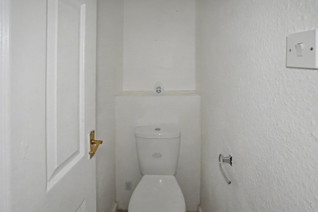 Flat 3, Gavin House, 25 Plumstead High Street, London SE18 1SP 9