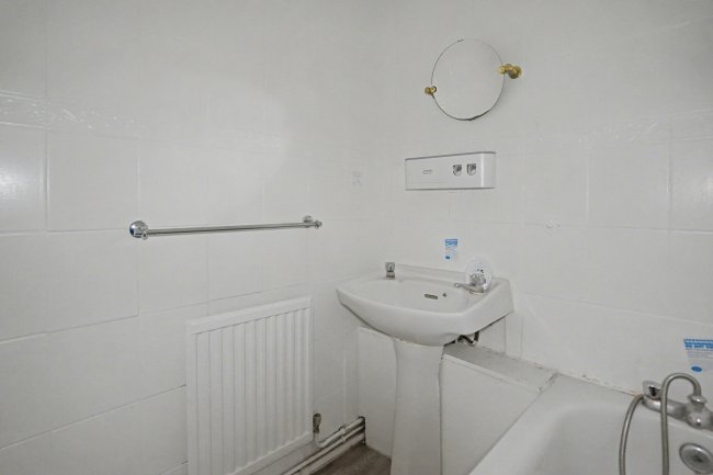 Flat 3, Gavin House, 25 Plumstead High Street, London SE18 1SP 9