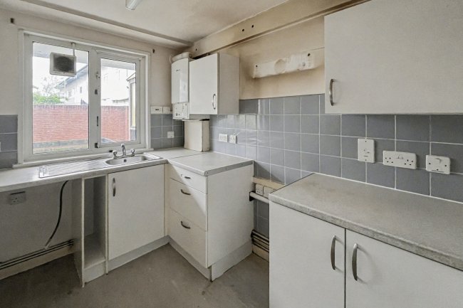 22 Marmot Road, Hounslow, Middlesex, TW4 7PR 8