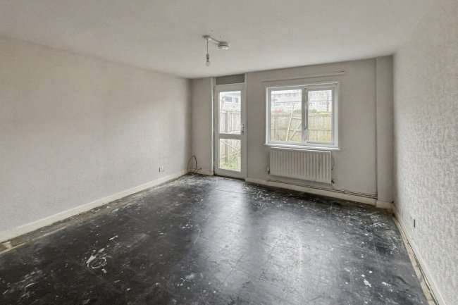 22 Marmot Road, Hounslow, Middlesex, TW4 7PR 8