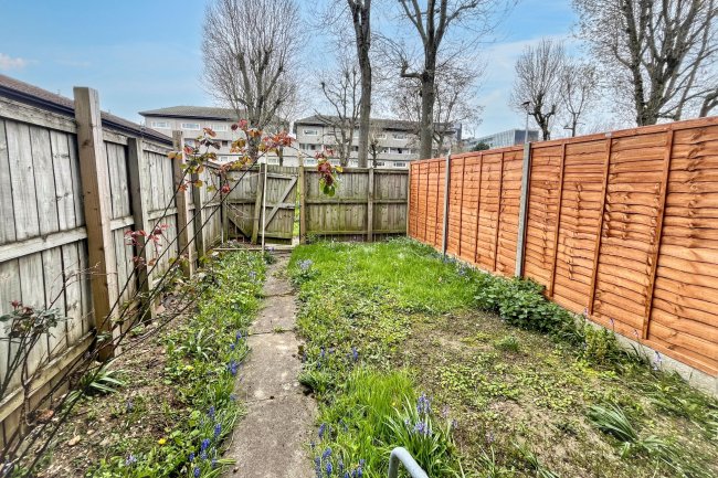 22 Marmot Road, Hounslow, Middlesex, TW4 7PR 8