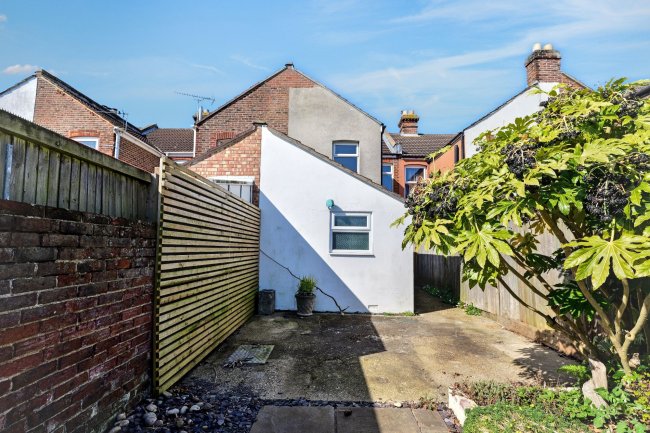 84 Parham Road, Gosport, PO12 4UE 3