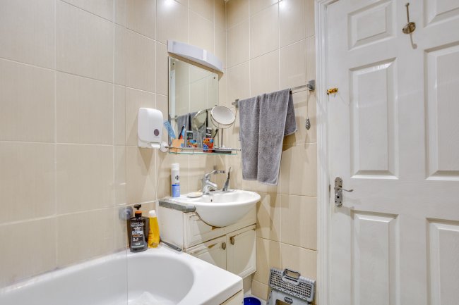 Flat 184 London Road, East Grinstead, East Sussex, RH19 1EY 4