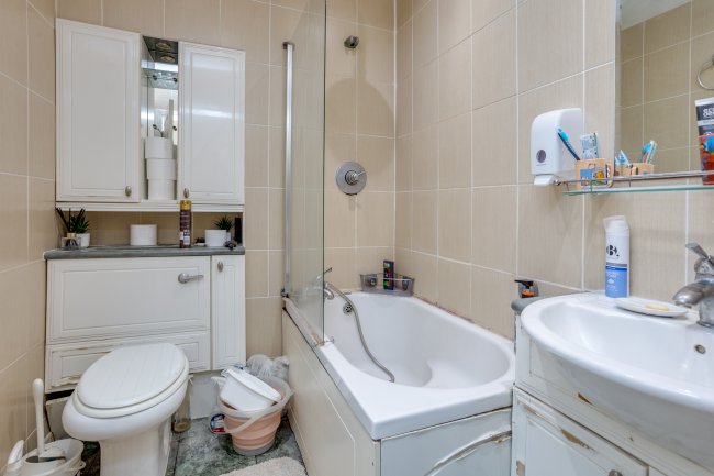 Flat 184 London Road, East Grinstead, East Sussex, RH19 1EY 4