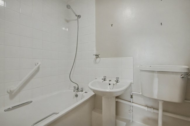 19 Victor Court, Hornchurch, Essex, RM12 4XF 4