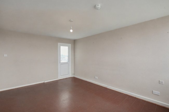 19 Victor Court, Hornchurch, Essex, RM12 4XF 4