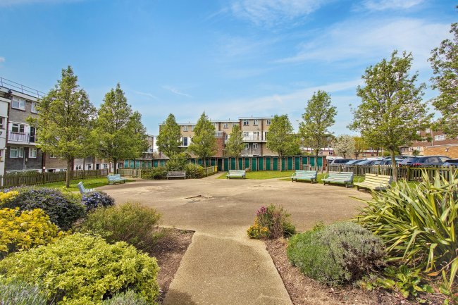 19 Victor Court, Hornchurch, Essex, RM12 4XF 4